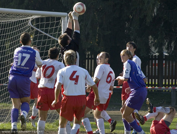 Der Lieferinger Goalie geht auf Nummer Sicher und faustet jeden Ball