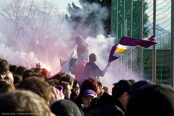 Der Austria-Fanblock bringt viel Rauch...
