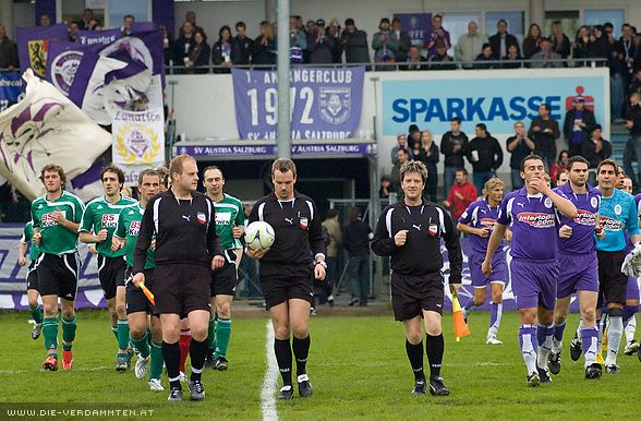 Schiedsrichter Rene Zechner f�hrt die Mannschaften aufs Spielfeld