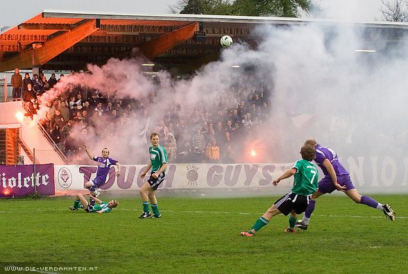 ... erzielt noch w�hrend des Torjubels zum 1:0 gleich seinen 2. Treffer an diesem Tag