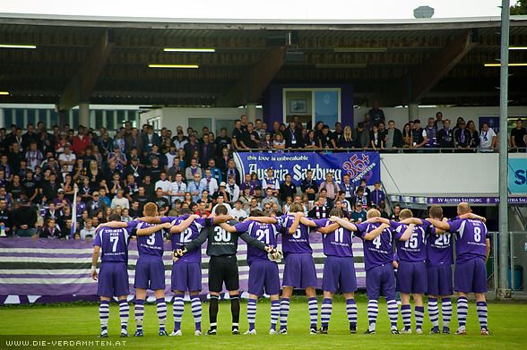 Das Spiel beginnt mit einer Trauerminute für Ossi Starzinger