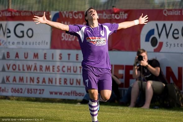 Mersudin Jukic trifft in der 42. Minute nach einem 60-Meter Sololauf zum 1:0