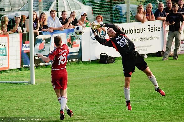 Oberhofen-Goalie Johannes Stoll sieht dabei recht unglücklich aus