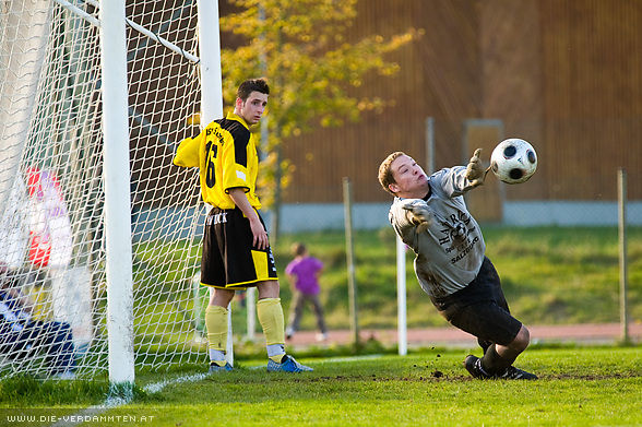 St. Georgen Keeper Daniel Welkhammer verhindert einen h�heren Halbzeitstand