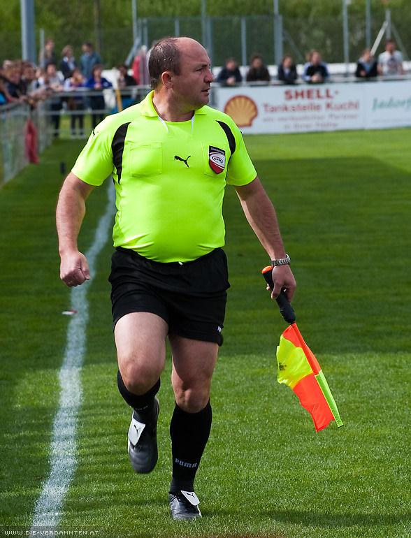 Schiedsrichter-Assistent Peter Iglseder