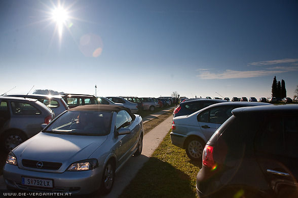 Zum letzten Mal im Jahr 2009: Parkplatzchaoas am Dorfplatz