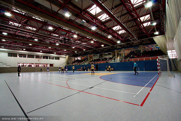 Futsal unterscheidet sich vom Hallenfußball vor allem durch die fehlenden Bandenbegrenzungen
