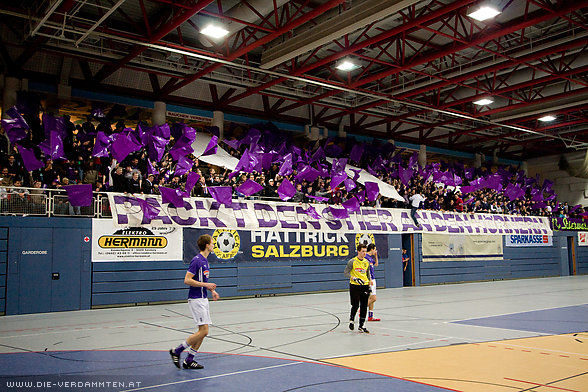 Der Fanblock begr��t die Mannschaft mit einer sch�nen Choreo