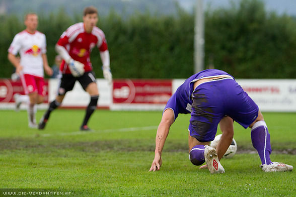 ... dr�ckt Marko Vujic den Ball in der 12. Minute �ber die Linie