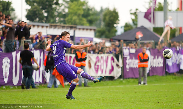 20. Minute: Nach Flanke von Dominik Borozni...