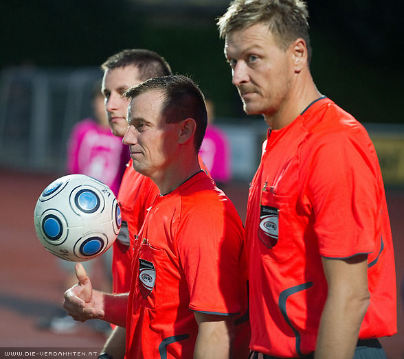 Schiedsrichter Peter Gruber mit seinen Assistenten Voislav Zubcic und Michael Baumann