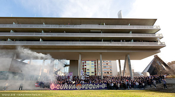 Um 11:00 trifft sich die violette Gemeinde in Lehen