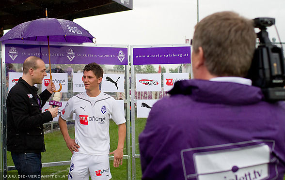 Marko Vujic vor der neuen Interview-Wand