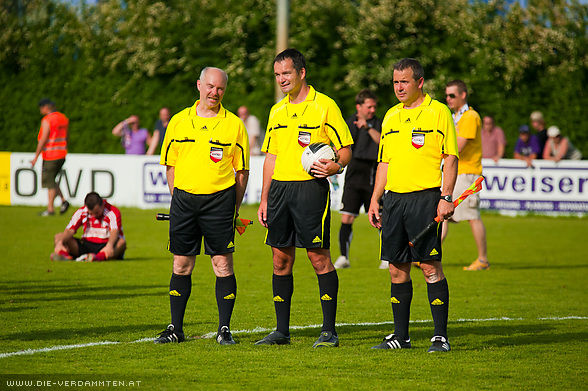 Schiedsrichter Herwig Seidler mit seinen Assistenten Thomas Fuchs und Peter Heiss