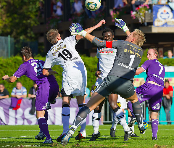 Gedränge um Pinzgauer Goalie Wolfgang Kraker