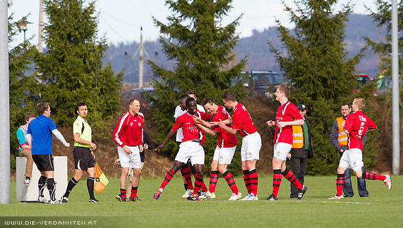In der 11. Minute gelingt Christopher Mayer das 1:0 f�r die Gastgeber