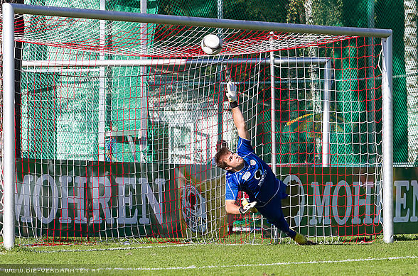 Dornbirn-Goalie Dominik Lampert beim Elfmeter zum 2:0