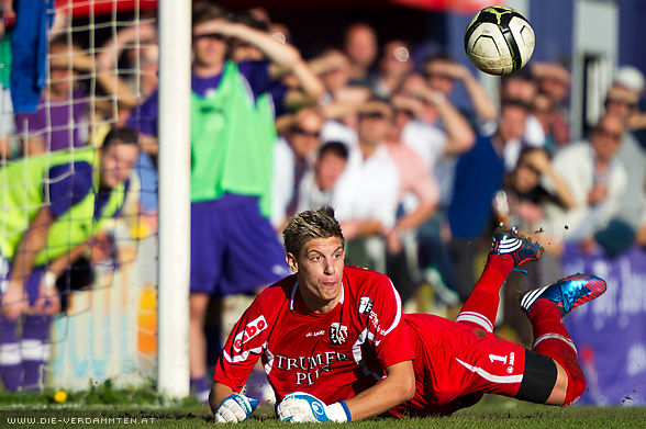 In der 64. Minute pariert Neumarkt-Goalie Alexander Freitag einen Vujic-Elfmeter