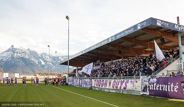 Trotz ungünstiger Beginnzeit ist die Tribüne bestens gefüllt