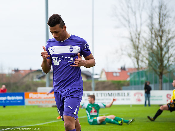 ... bejubelt seinen Assist zum 1:0