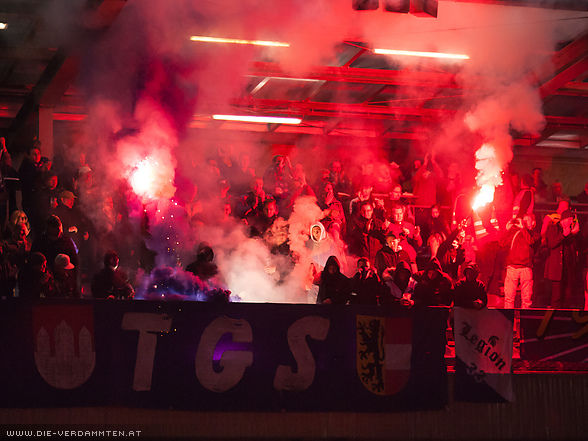 Pyroeinlage auf der Haupttribüne