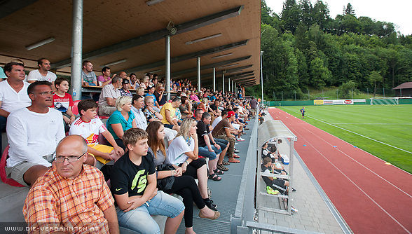 Heimtrib�ne