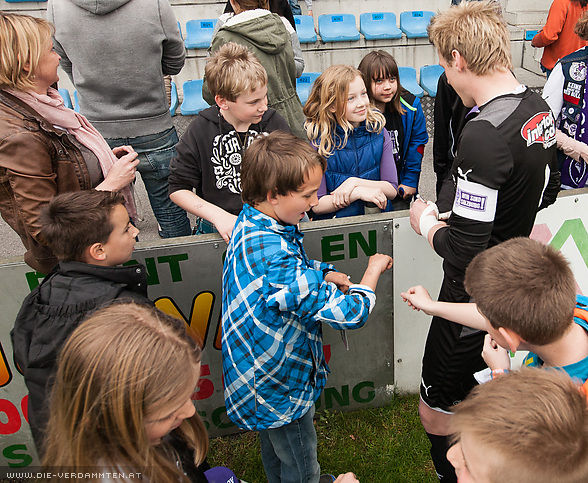 Stefan Ebner gibt Autogramme