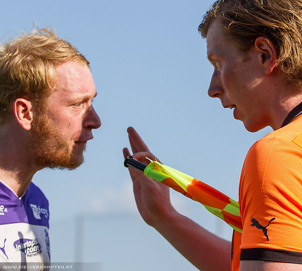 Raphael Reifeltshammer mit Schiedsrichter-Assistent Andreas Gruber