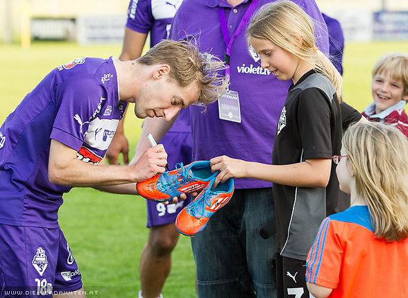 Michael Perlak signiert Schuhe